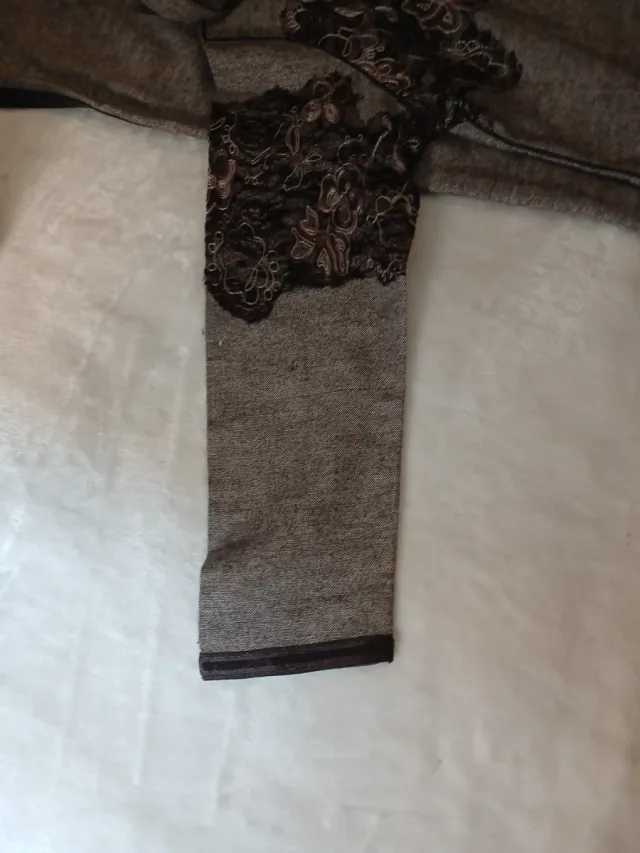 Jalaba de manos con bordado floral