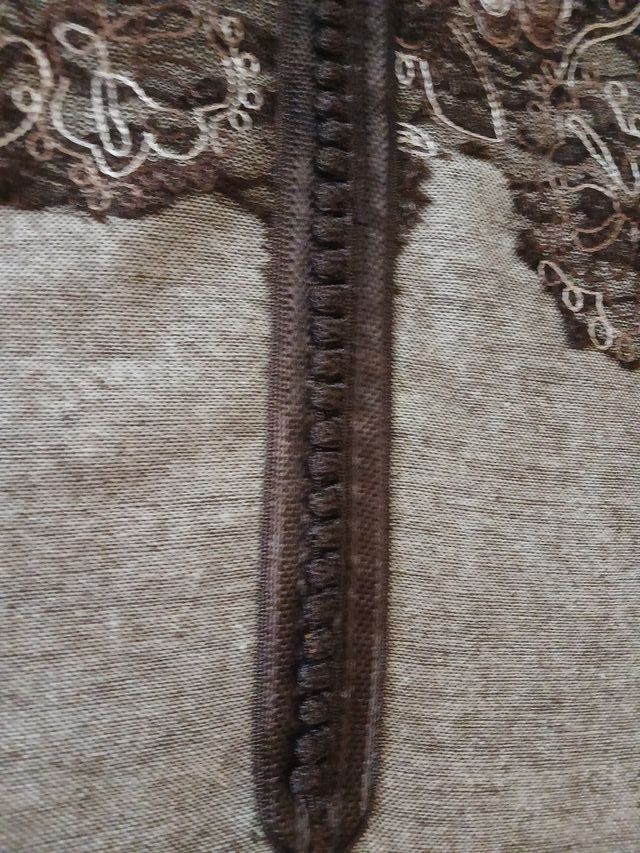 Jalaba de manos con bordado floral