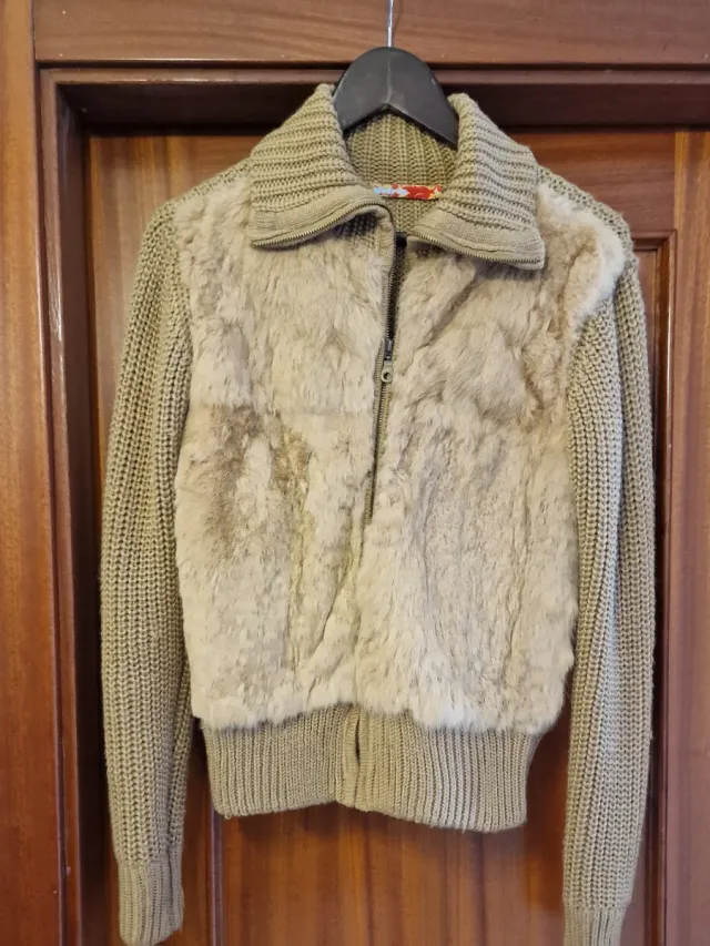 Chaqueta piel conejo color camel. Tiene bolsillos
