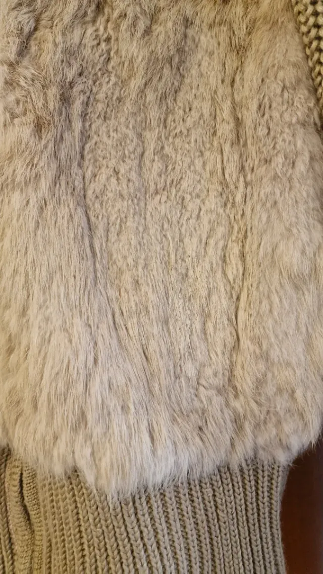 Chaqueta piel conejo color camel. Tiene bolsillos