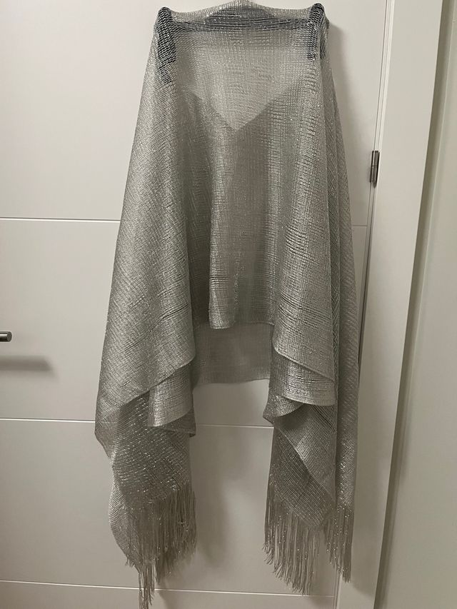 Elegante chal plateado con flecos