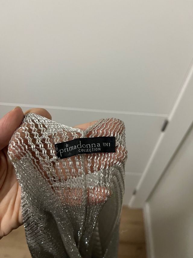 Elegante chal plateado con flecos