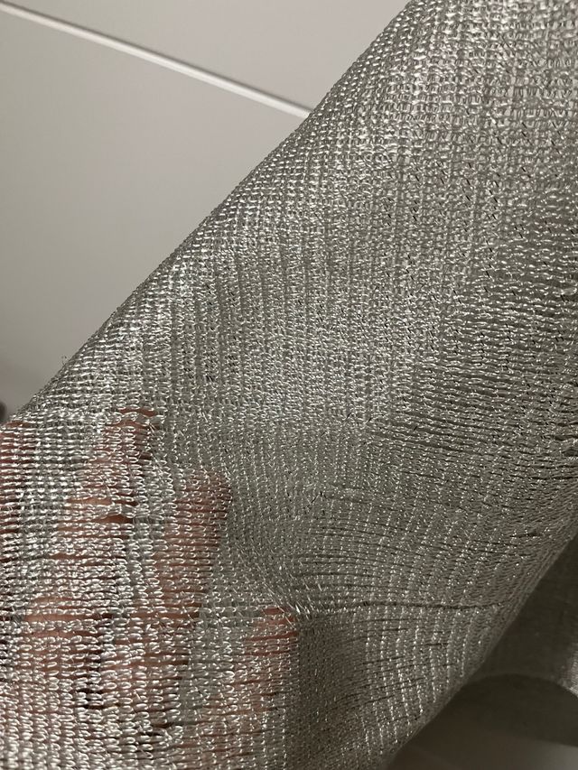 Elegante chal plateado con flecos