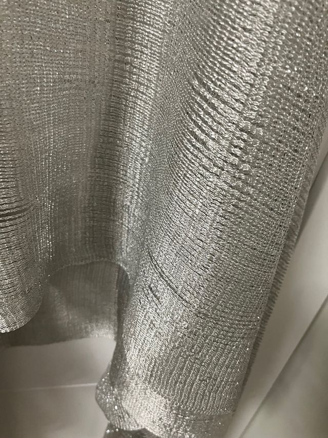 Elegante chal plateado con flecos