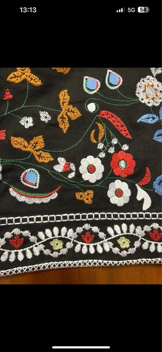 Falda bordada negra