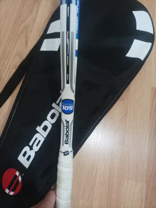 Raqueta de tenis Babolat con funda
