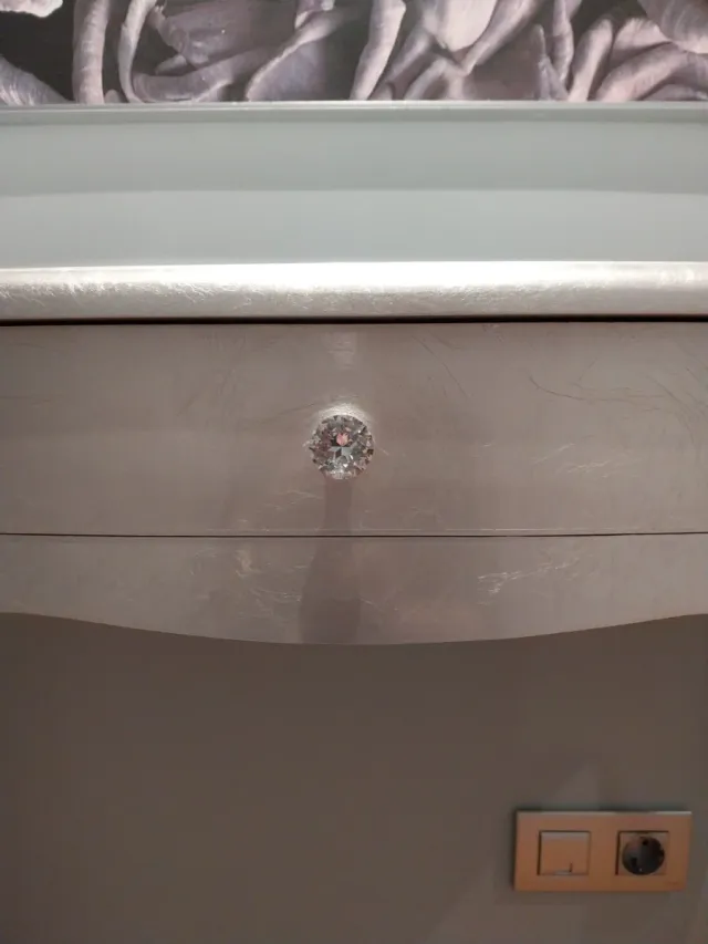 Mueble recibidor plateado con cajón