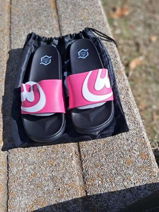 Chanclas Negras y Rosas bullpadel.