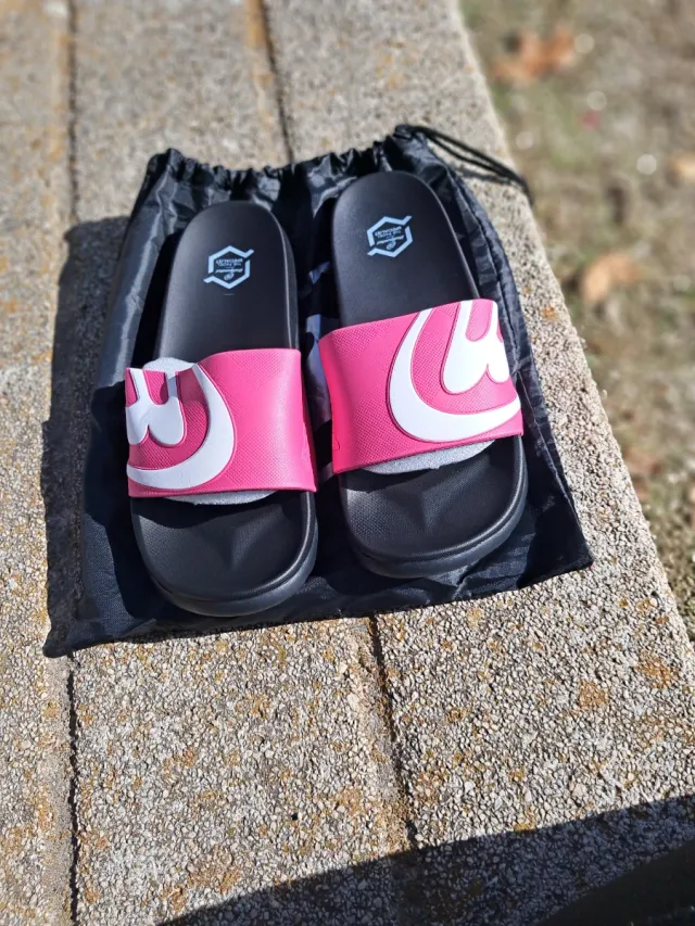 Chanclas Negras y Rosas bullpadel.