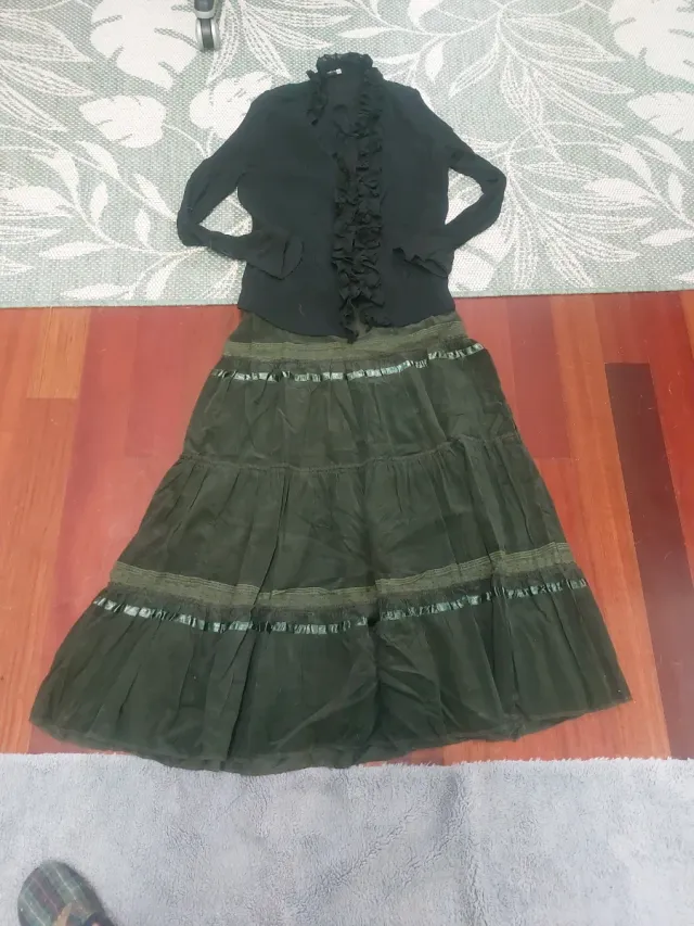 Falda larga y blusa negra