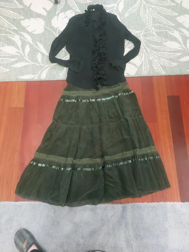 Falda larga y blusa negra