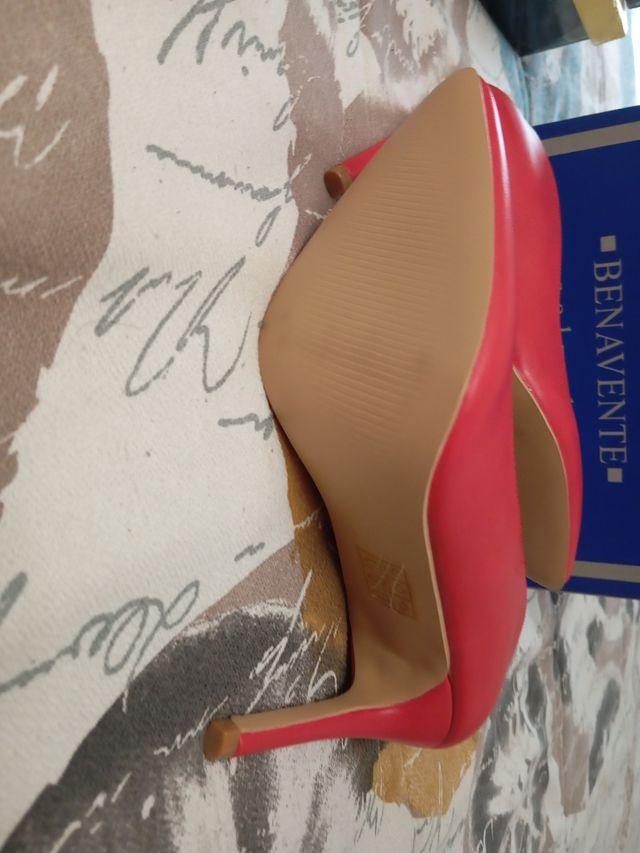 Zapatos de tacón rojos