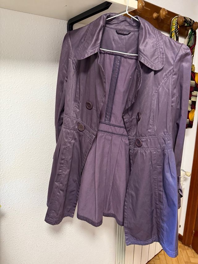 Gabardina morada estilo vintage