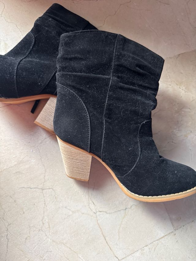 Botines negros con flecos y tachuelas T36