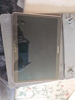 Samsung Tablet Negra/Dorada (No enciende)para piez