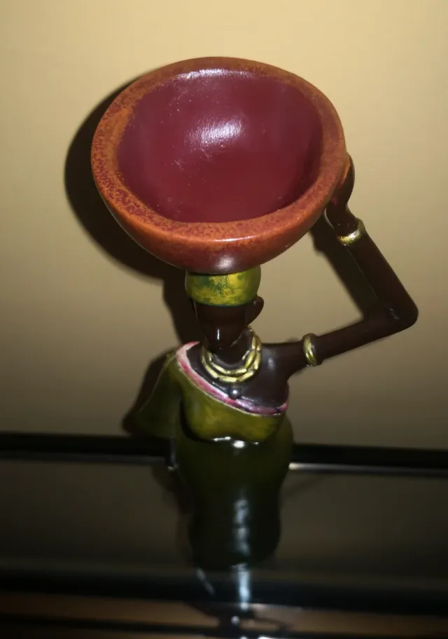 Figura decorativa mujer africana