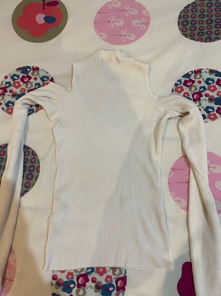 Camiseta blanca hombros descubiertos