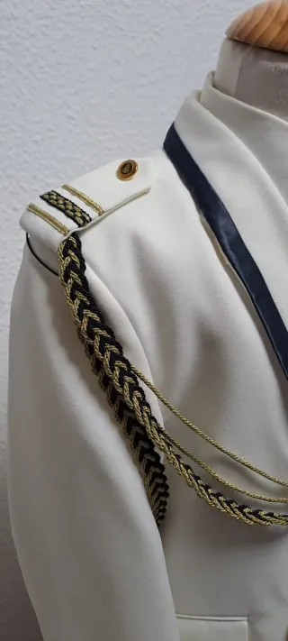 Traje de comunión niño blanco y dorado