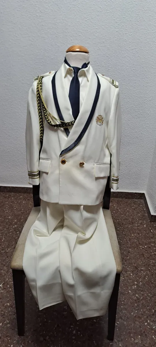 Traje de comunión niño blanco y dorado