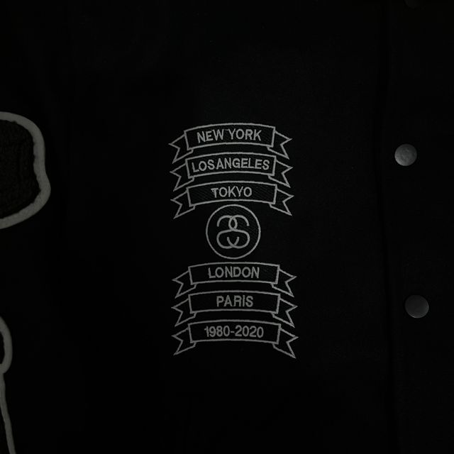 Chaqueta Stüssy x CDG Varsity Negra