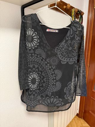 Blusa Desigual negra con estampado floral
