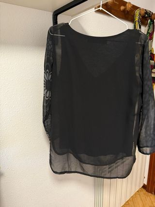 Blusa Desigual negra con estampado floral