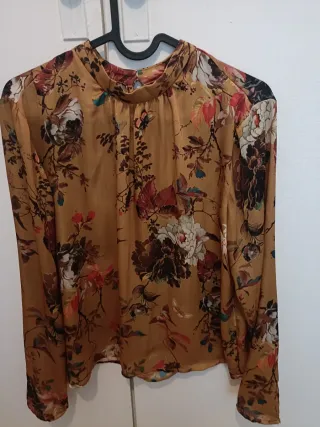 Blusa Stradivarius floral marrón