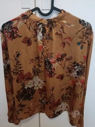 Blusa Stradivarius floral marrón