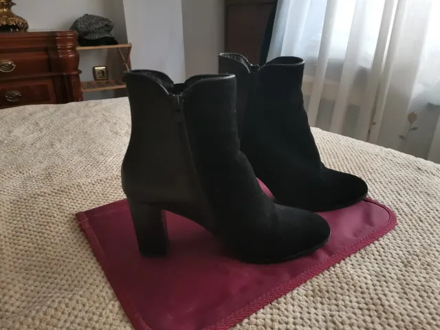 Botines de ante y piel sintética negros