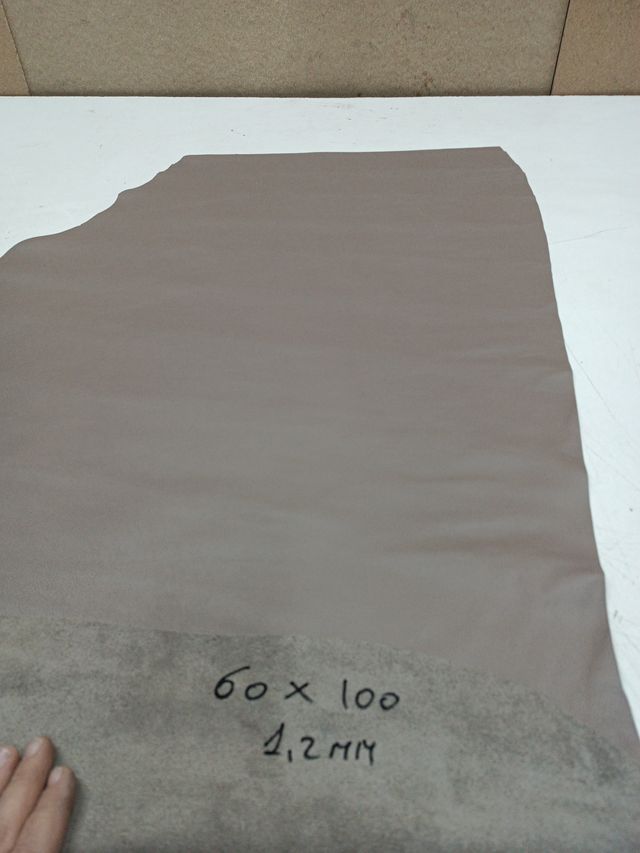 Trozo de cuero vacuno color taupe