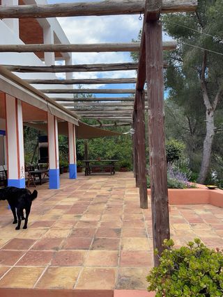 Tende articolate marroni e bianche