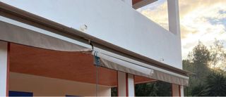 Tende articolate marroni e bianche