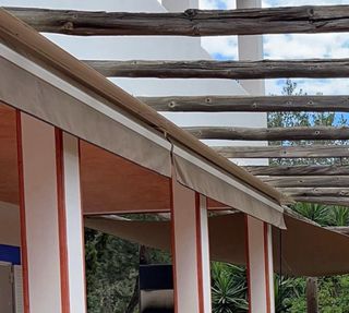 Tende articolate marroni e bianche