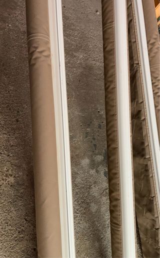 Tende articolate marroni e bianche