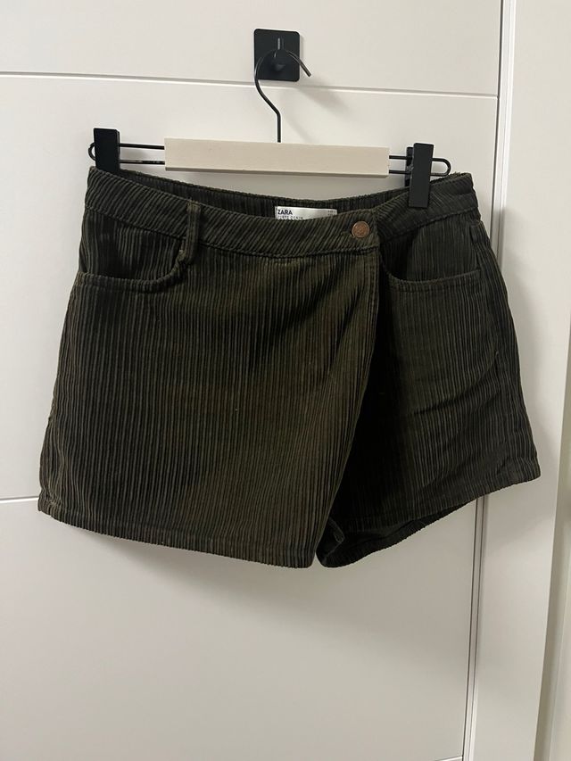 Pantalón corto Zara verde oliva pana