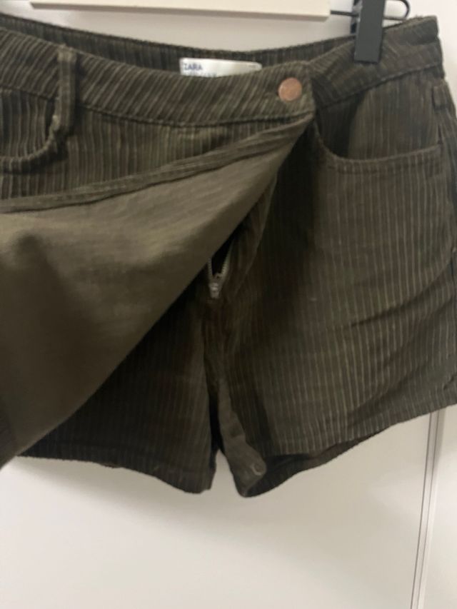 Pantalón corto Zara verde oliva pana
