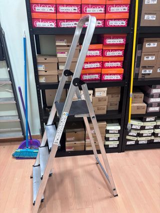 Escalera galvanizada plegable