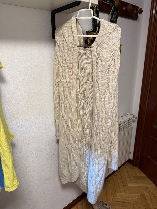 Chaqueta larga de punto beige