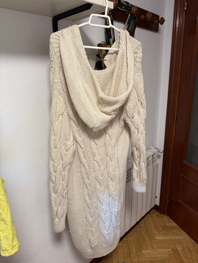 Chaqueta larga de punto beige