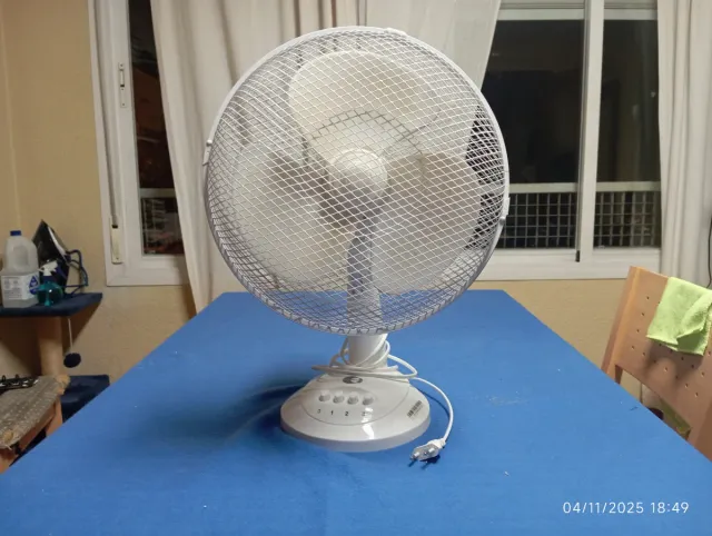 Ventilador de mesa blanco
