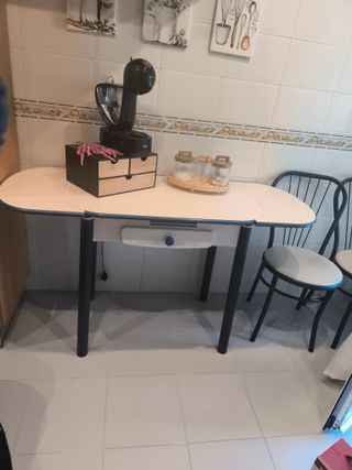 Mesa de cocina extensible.