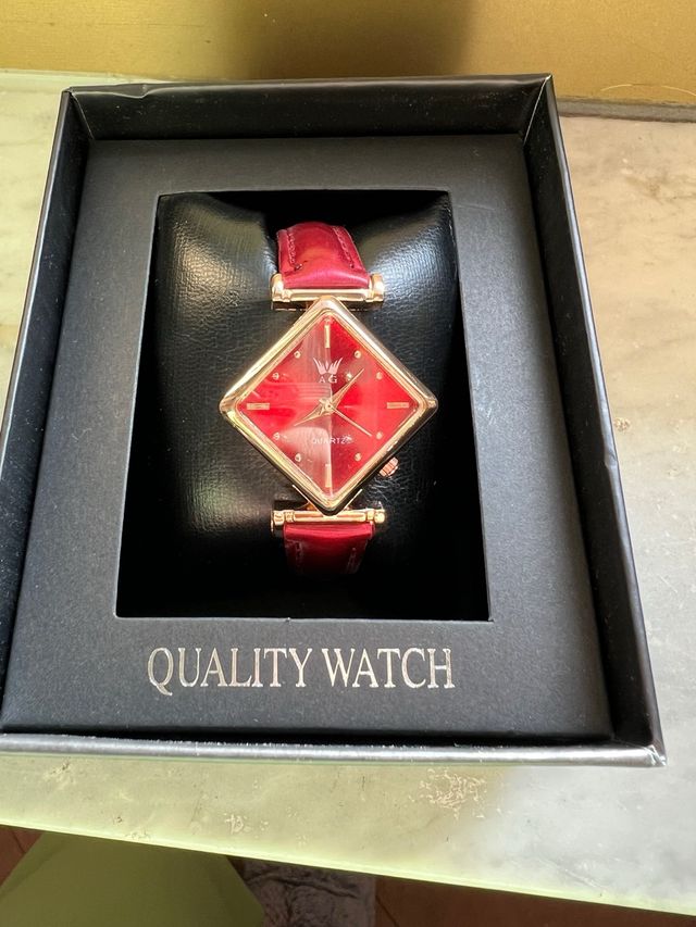 Orologio da donna con quadrante rosso