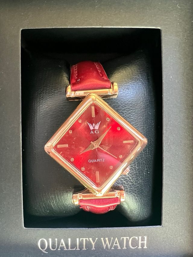 Orologio da donna con quadrante rosso