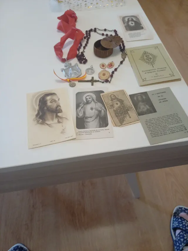 Collezione di articoli religiosi antichi del Sacro Cuore di Gesù