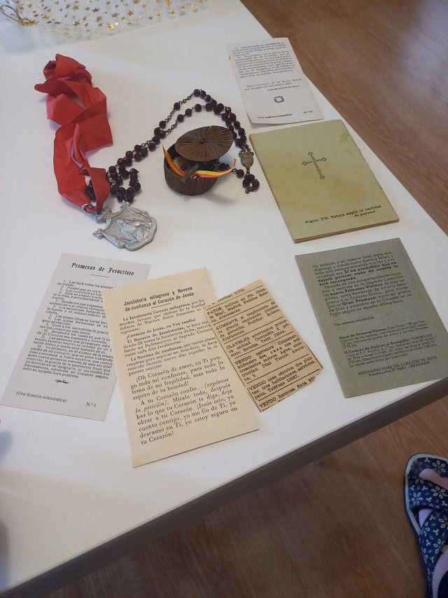 Collezione di articoli religiosi antichi del Sacro Cuore di Gesù