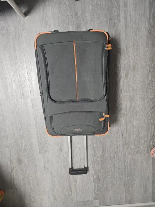 Maleta de viaje negra y naranja