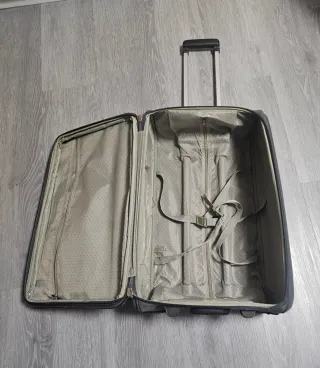 Maleta de viaje negra y naranja