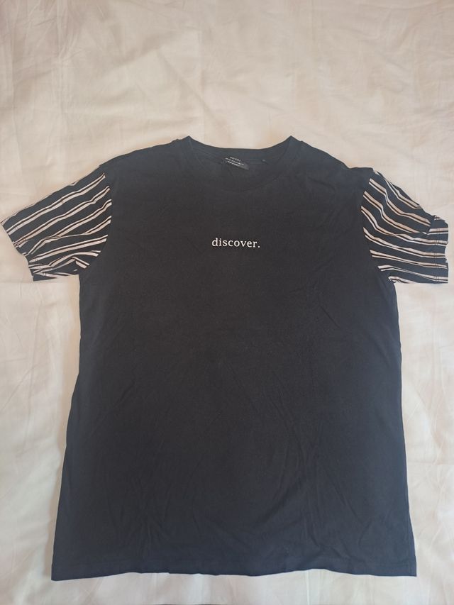 Camiseta negra discover rayas