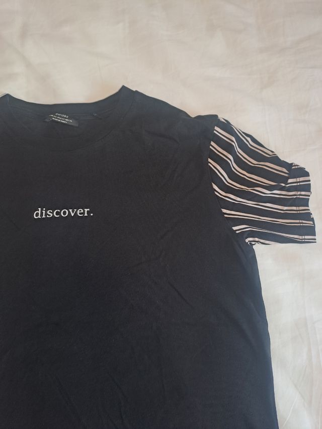 Camiseta negra discover rayas