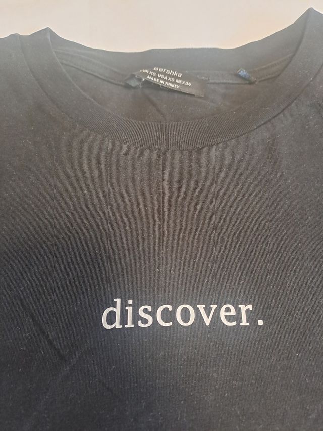 Camiseta negra discover rayas